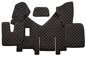 Tapis en simili cuir Q pour IVECO STRALIS HI-WAY (01.2013-12.2016) - manuelle - version avec réfrigérateur - Noir/rouge