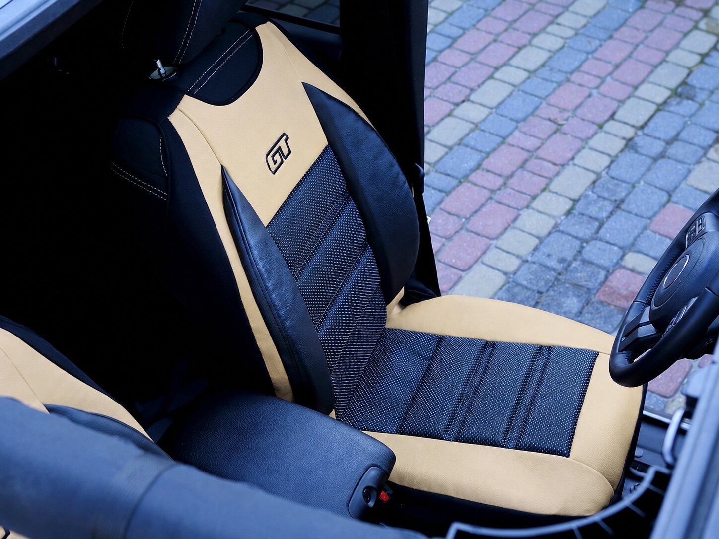 Détail de la housse ergonomique GT Ergonomic sur le siège conducteur