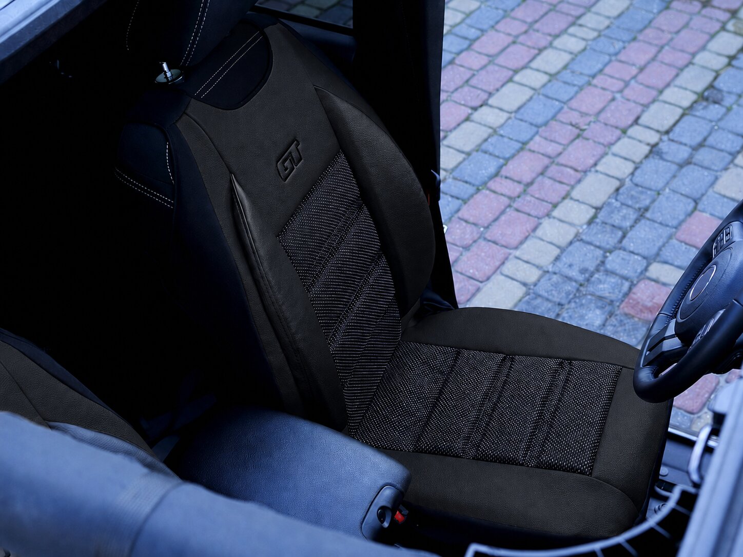 Détail de la housse ergonomique GT Ergonomic sur le siège conducteur