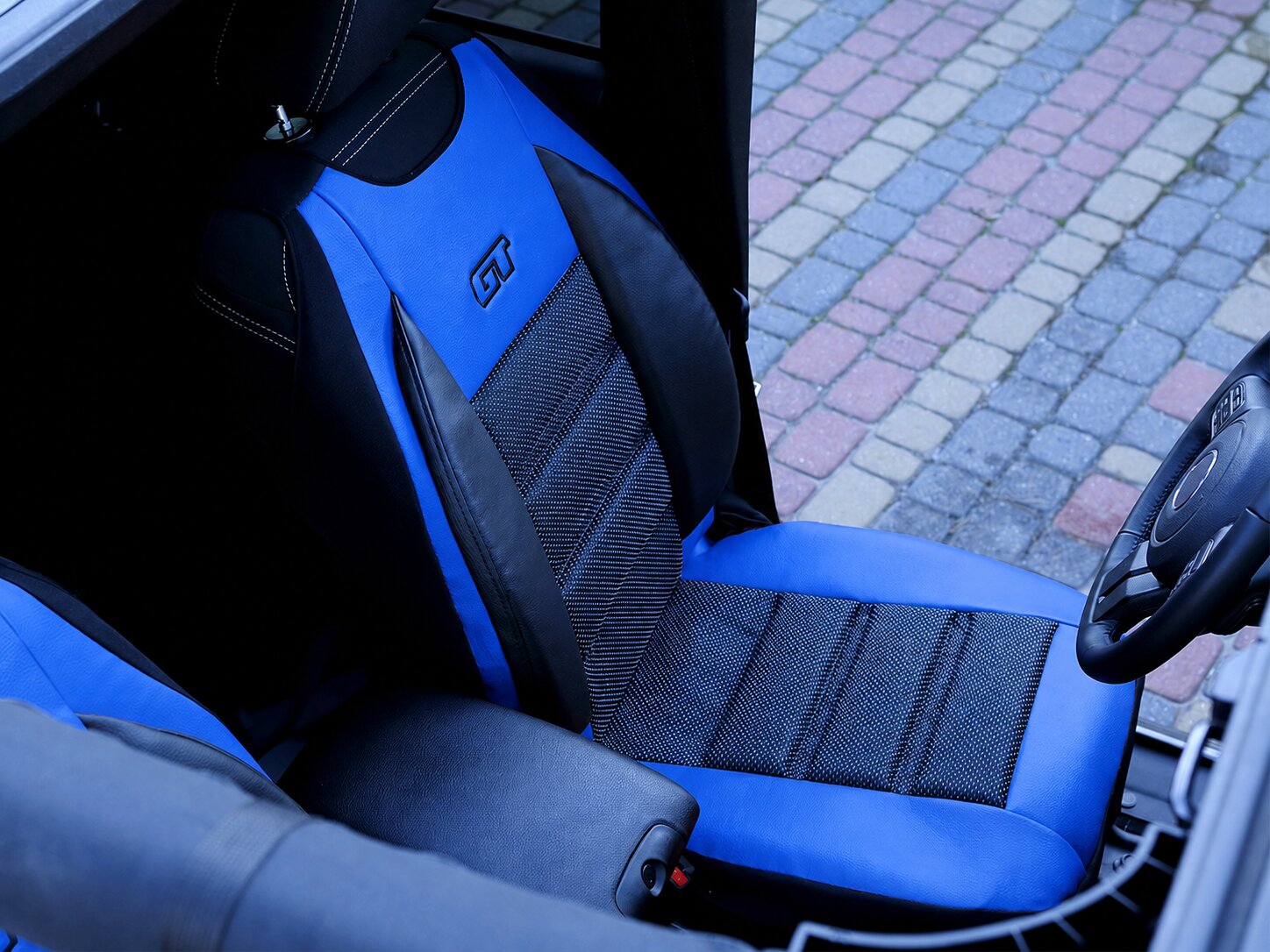 Détail de la housse ergonomique GT Ergonomic sur le siège conducteur