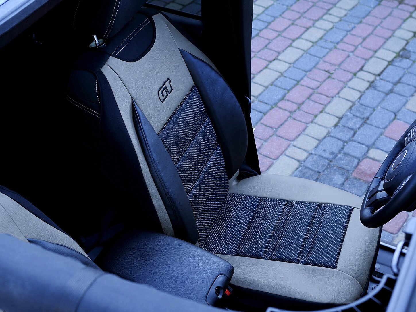 Détail de la housse ergonomique GT Ergonomic sur le siège conducteur