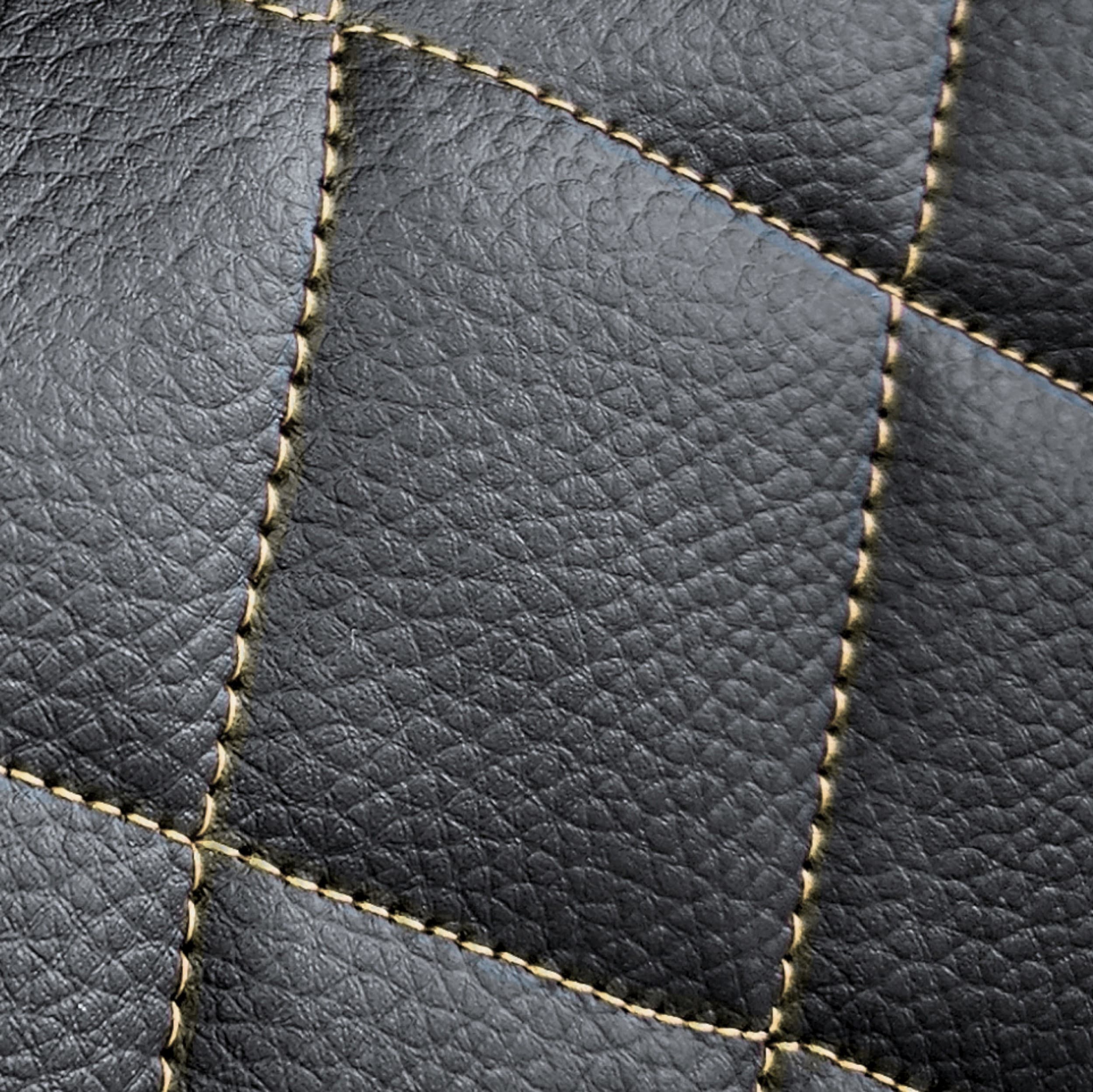 Housses Perfect Line - détail du matelassage en losange avec fil beige sur éco-cuir noir