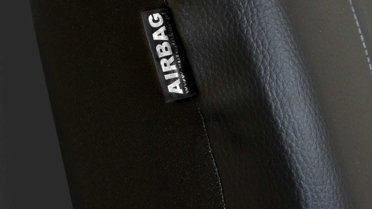 Détail de l'étiquette AIRBAG certifiée sur le côté de la housse noire