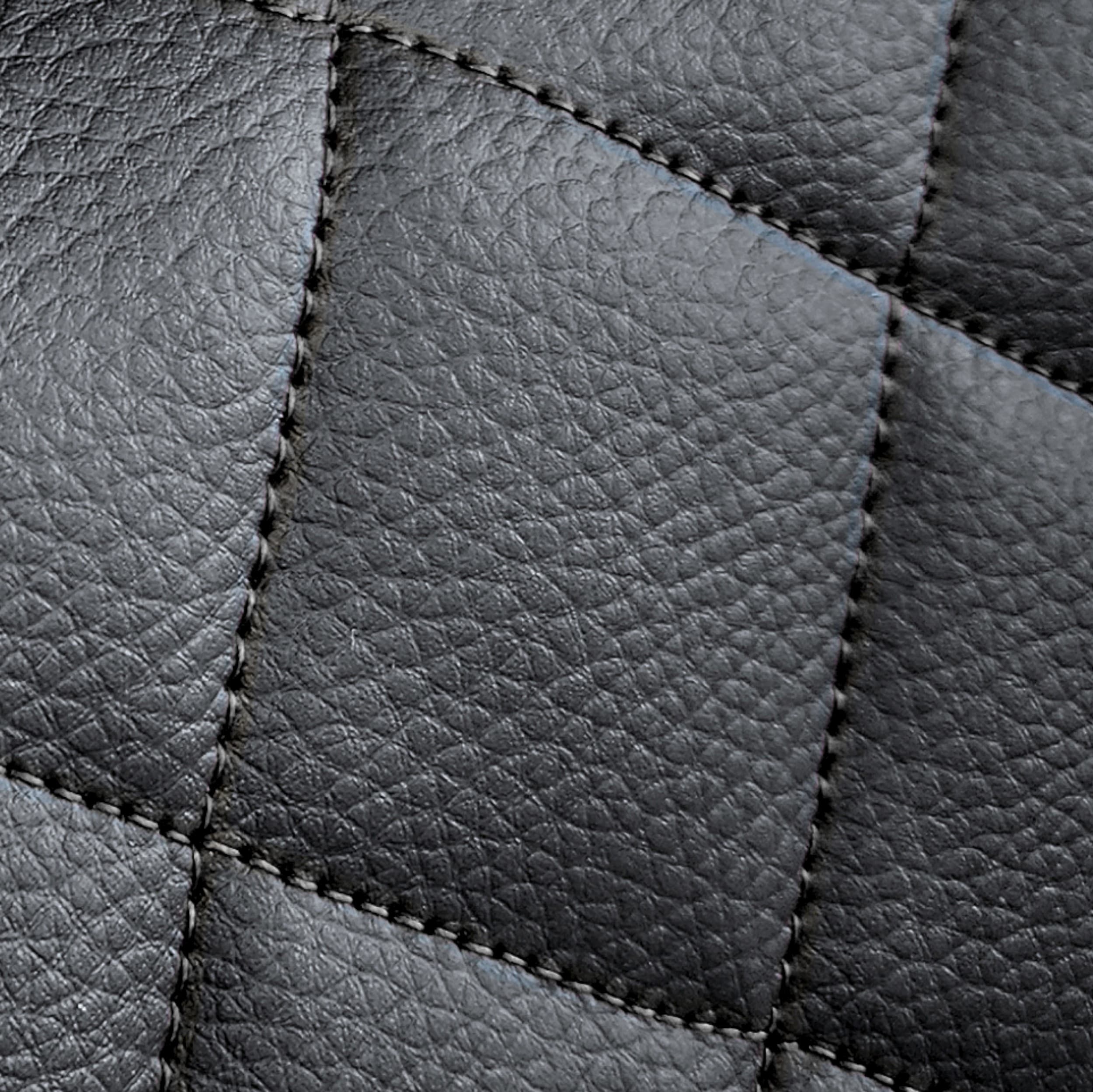 Housses Perfect Line - détail du matelassage en losange avec fil noir sur éco-cuir noir