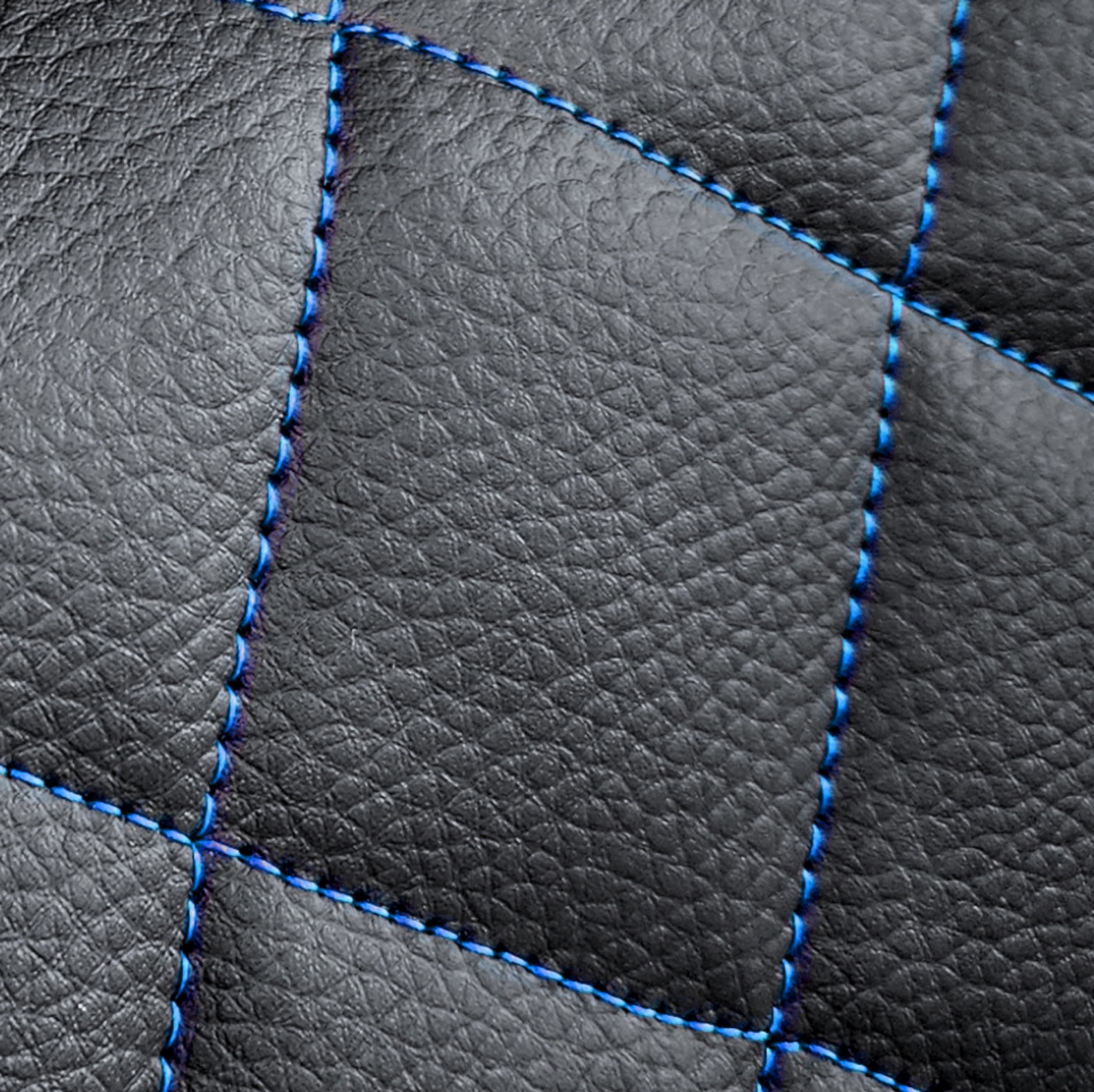Housses Perfect Line - détail du matelassage en losange avec fil bleu sur éco-cuir noir