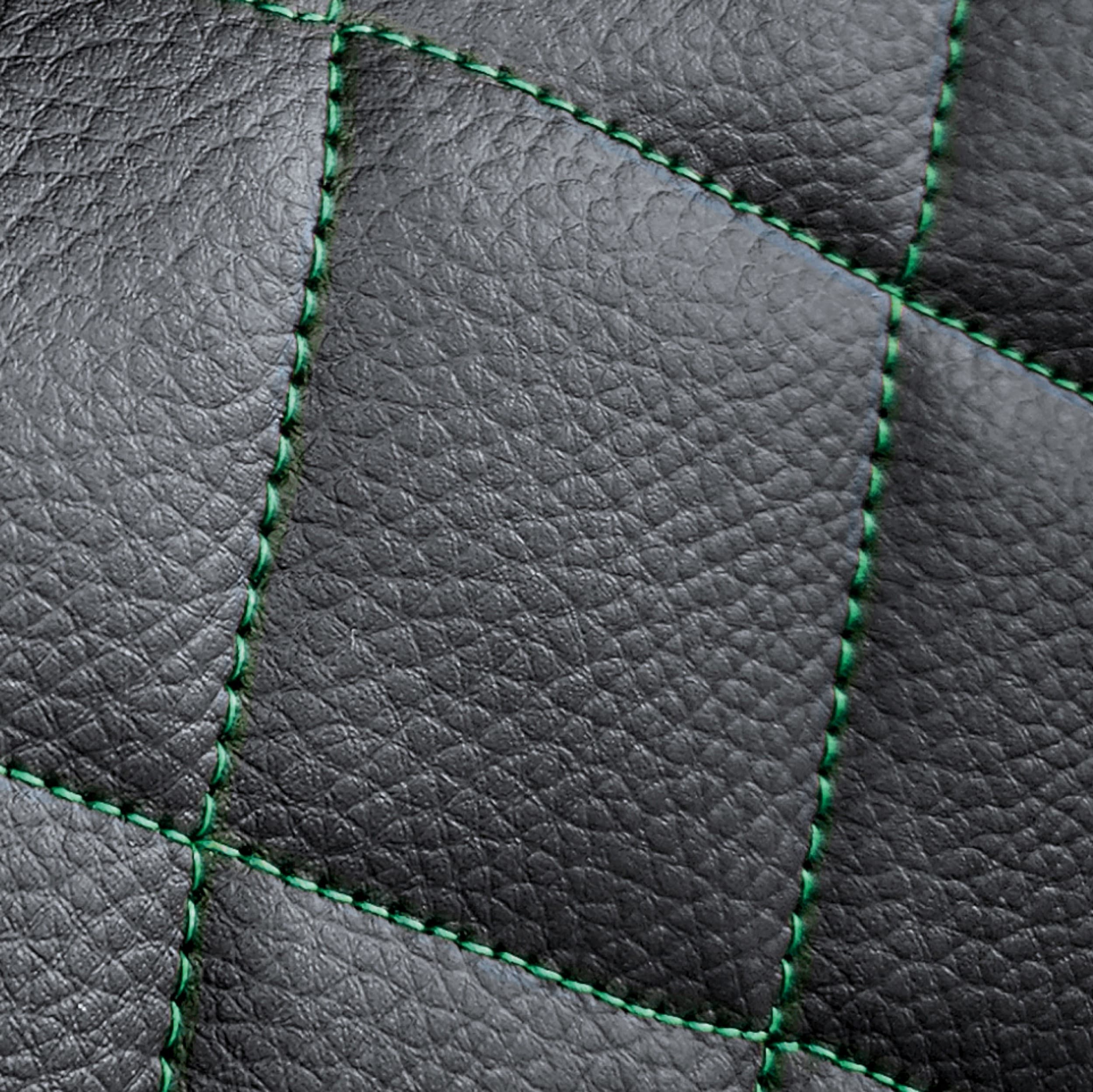 Housses Perfect Line - détail du matelassage en losange avec fil vert sur éco-cuir noir