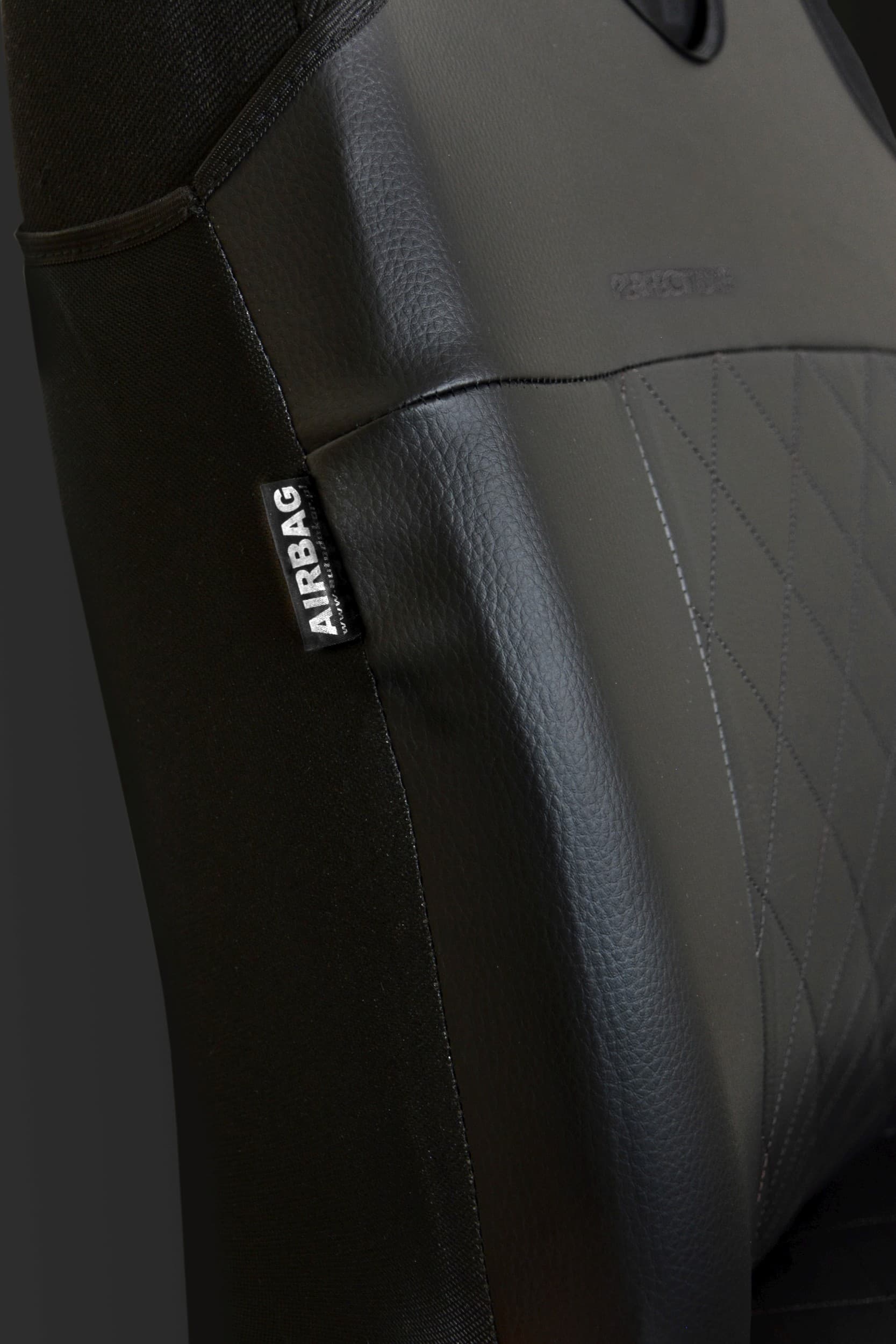 Détail de la couture certifiée pour les airbags latéraux