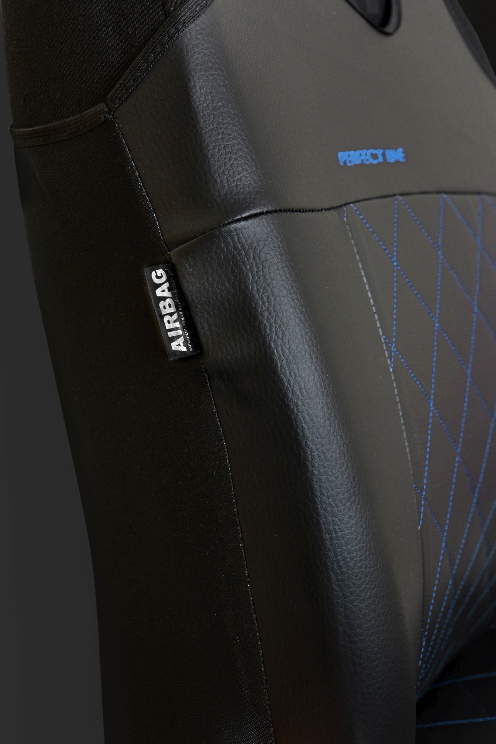 Détail de la couture certifiée pour les airbags latéraux
