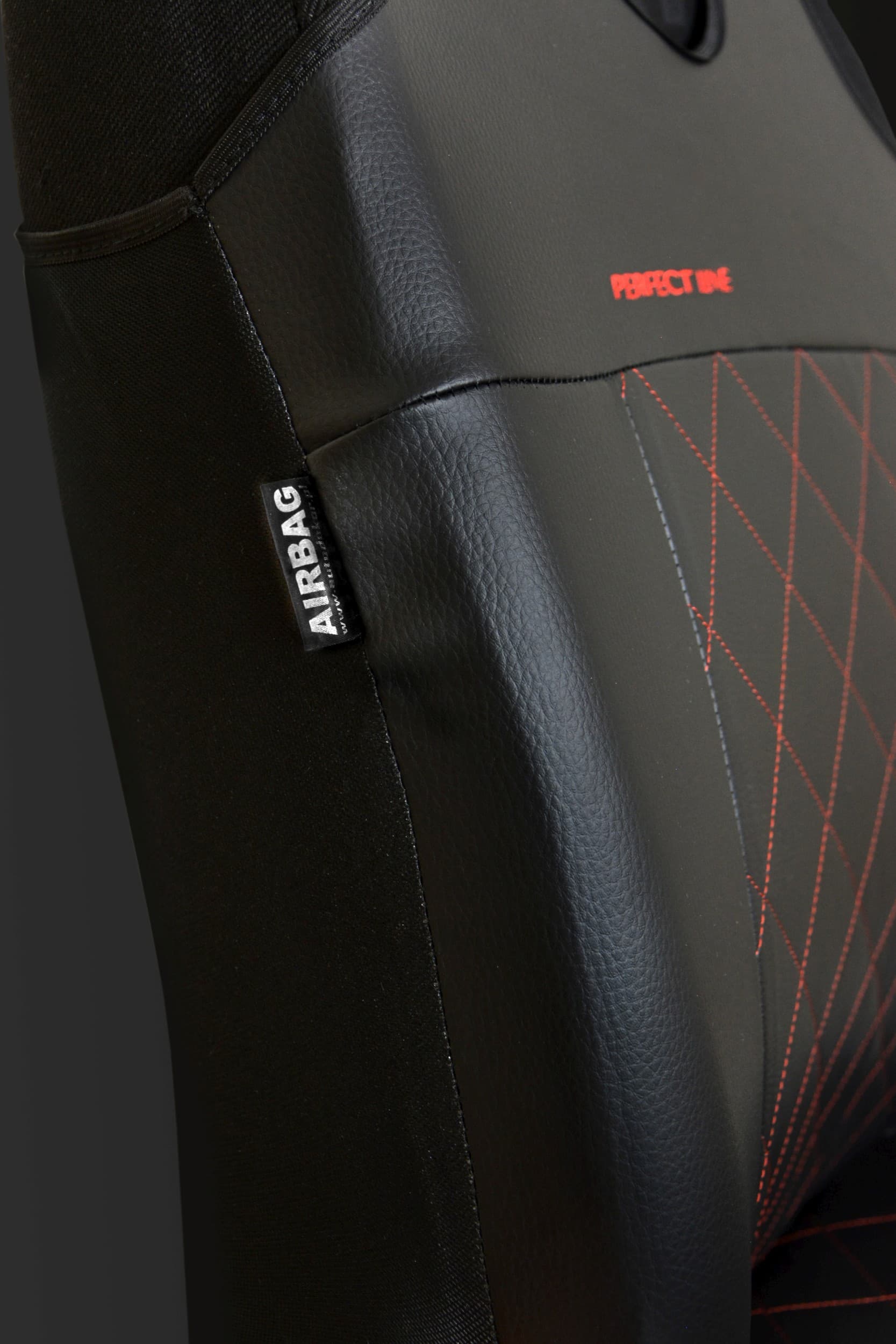 Détail de la couture certifiée pour les airbags latéraux