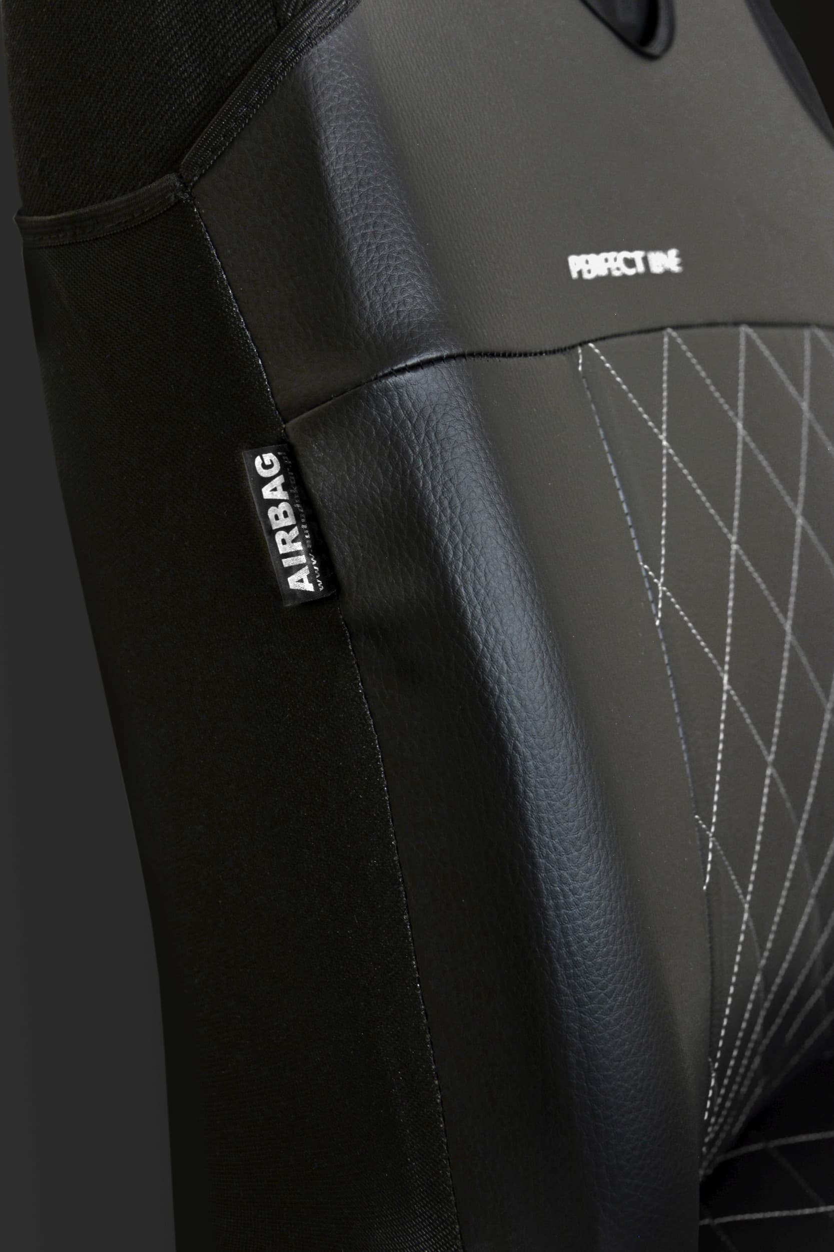 Détail de la couture certifiée pour les airbags latéraux