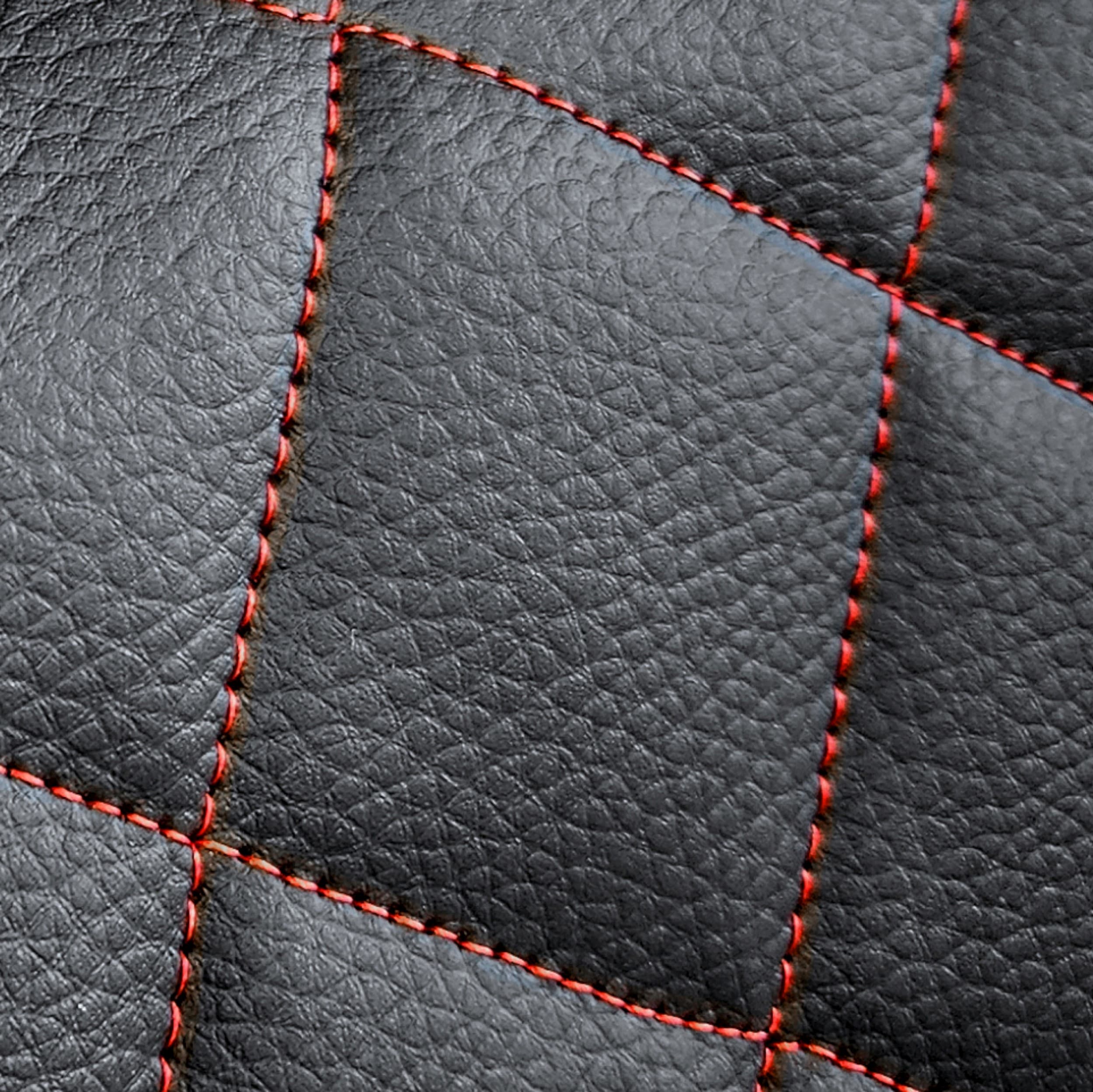Housses Perfect Line - détail du matelassage en losange avec fil rouge sur éco-cuir noir