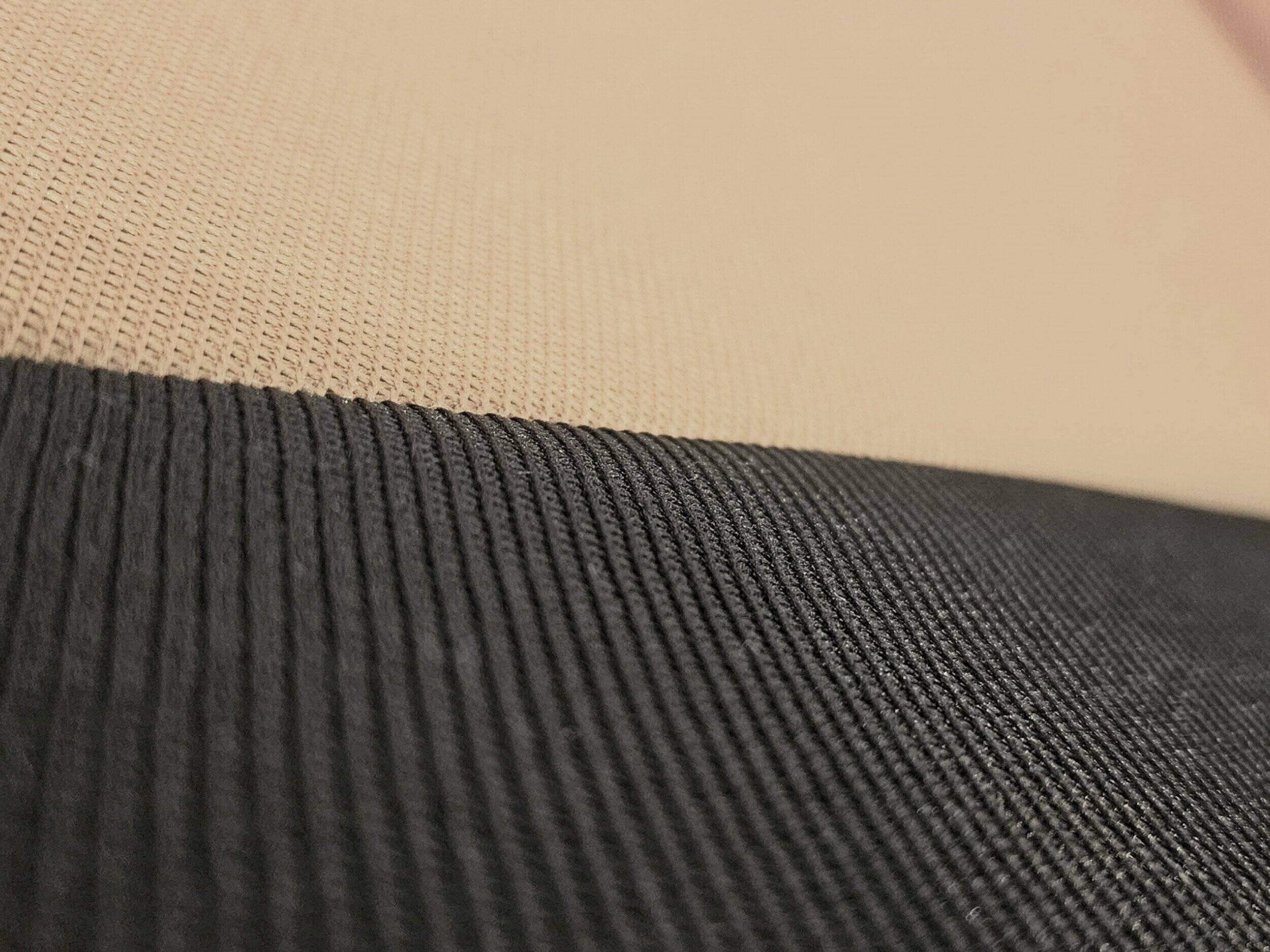 Détail de la matière et de la broderie RS sur les housses de siège