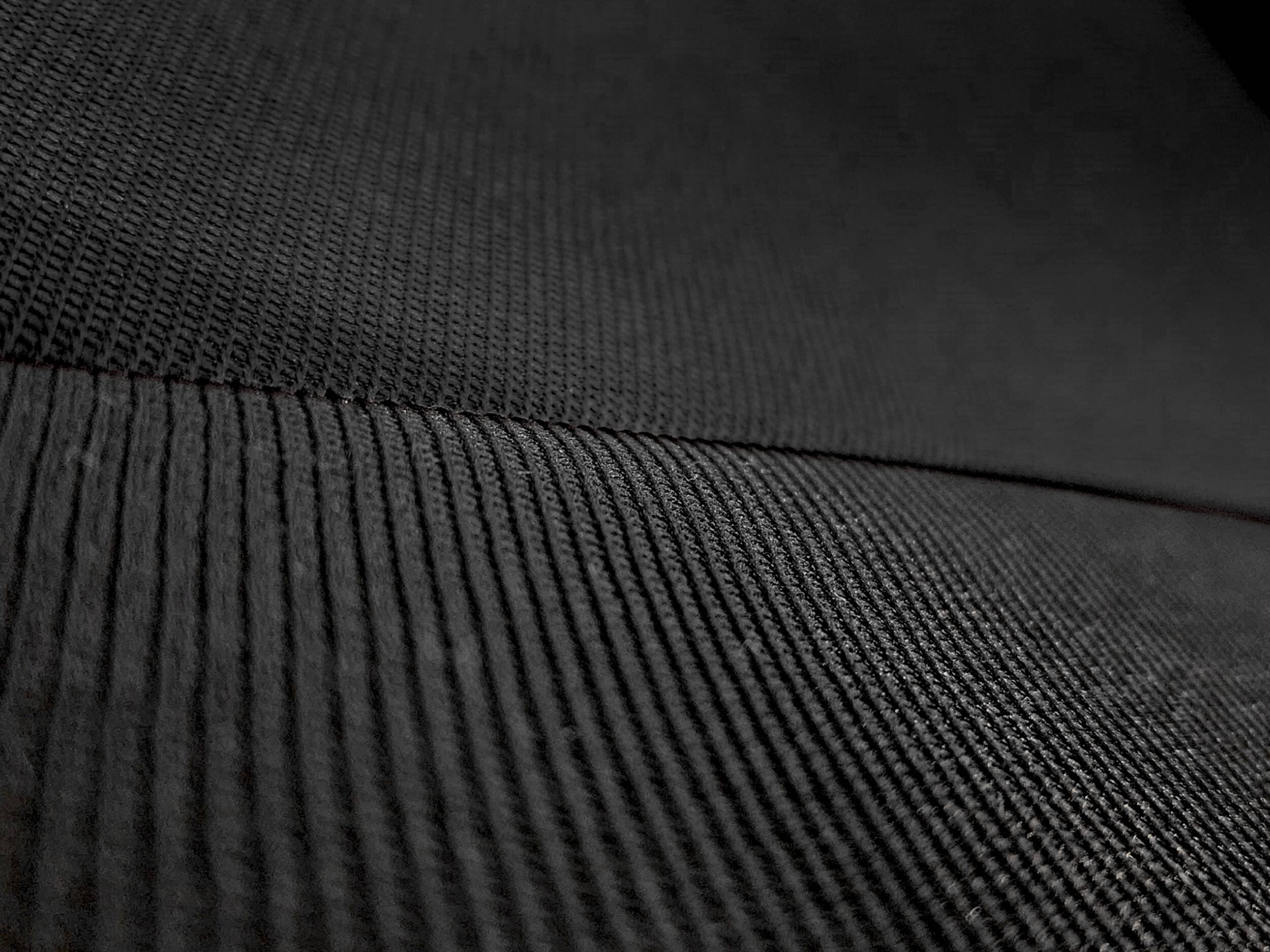 Détail de la matière et de la broderie RS sur les housses de siège