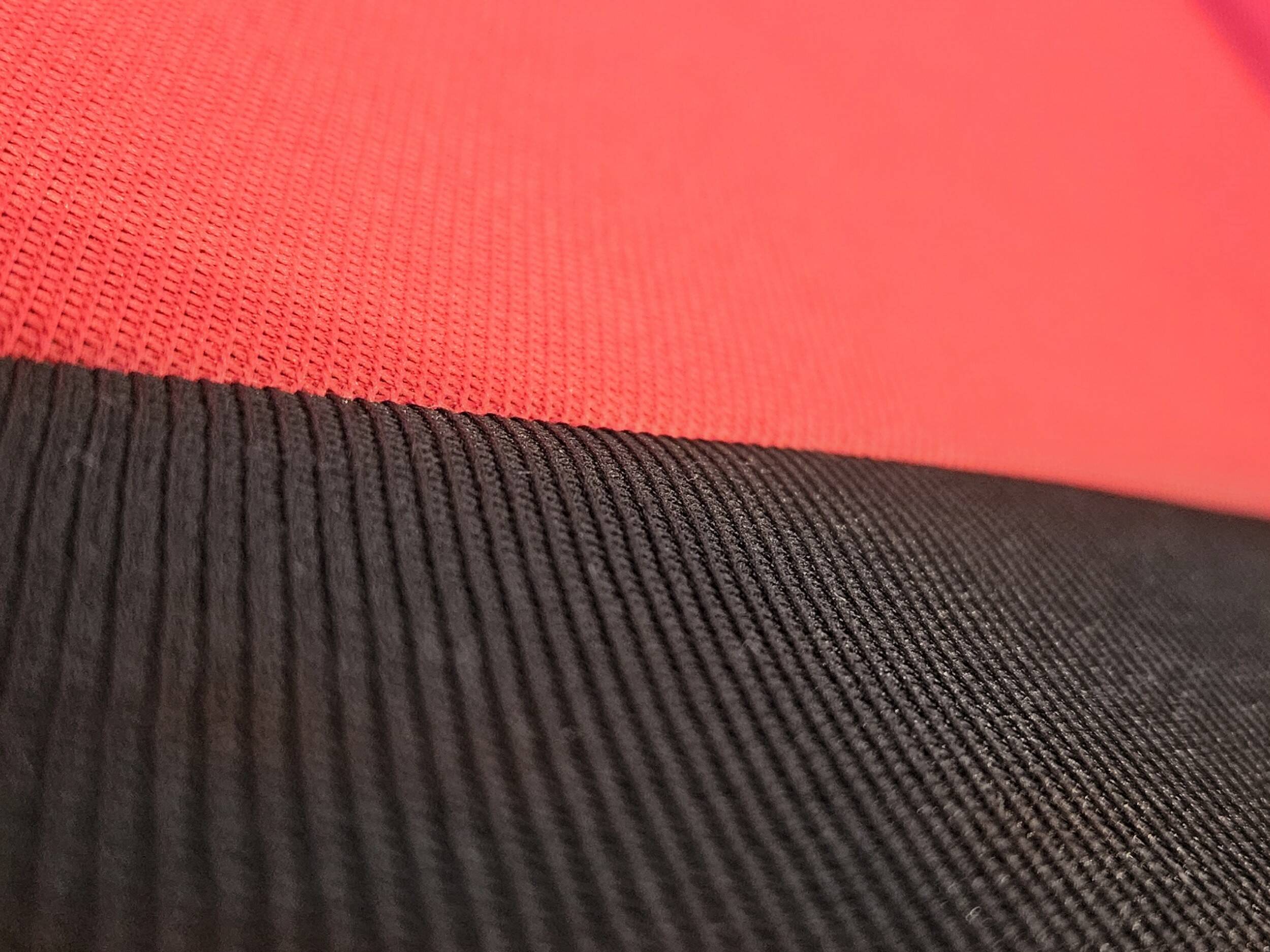 Détail de la matière et de la broderie RS sur les housses de siège