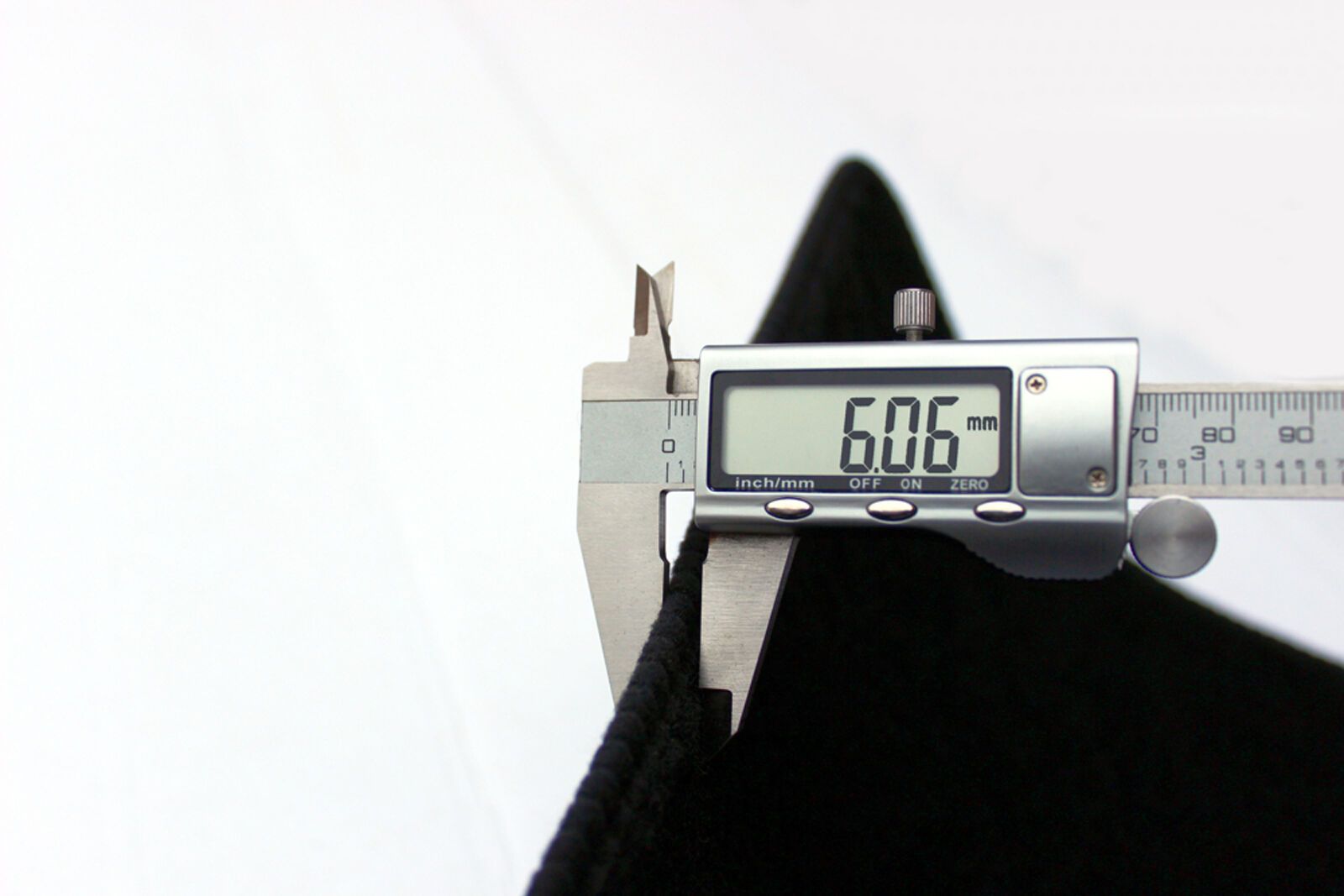 Mesure de l’épaisseur du tapis de voiture avec un pied à coulisse