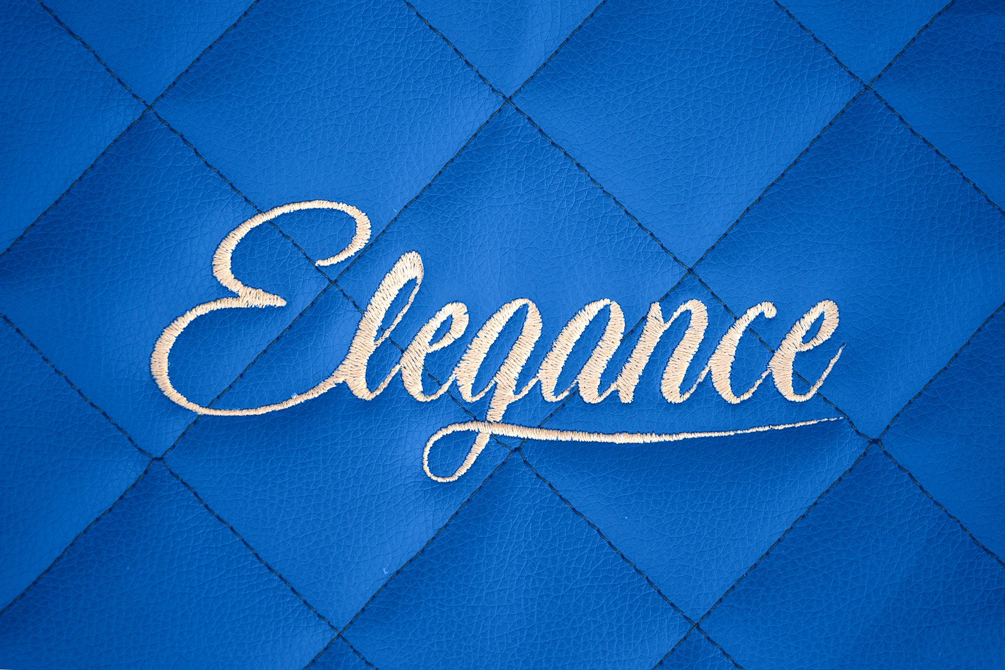 Détail de la broderie Elegance : Bleu